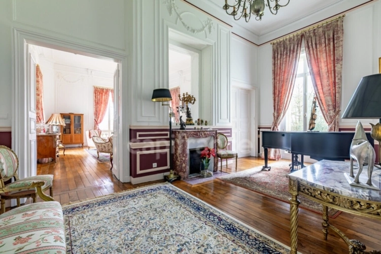 Photos 11 - Prestige - Château à vendre proche de Soissons – 720 m² avec 5 chambres -Maison indépendante de 85 m², piscine couverte, grand garage et parc de 2,57 hectares
