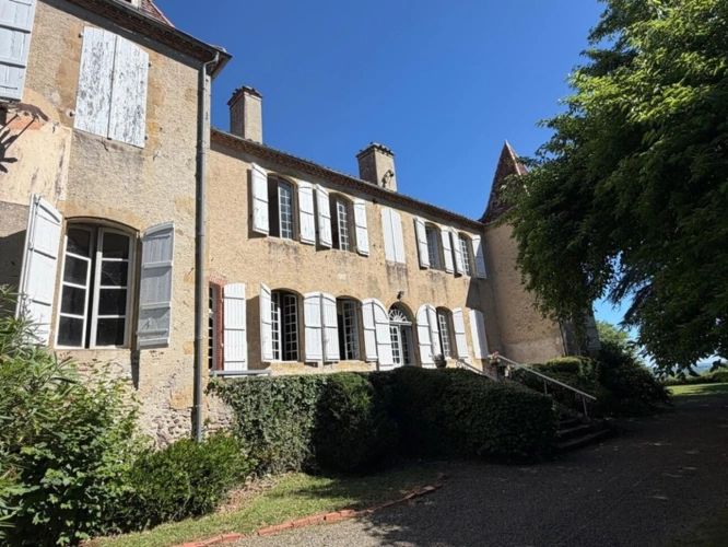 Photos 32 - Prestige - Gers(32), TRES BEAU CHATEAU DE FAMILLE 45HA avec dependances, un peu caché, en position dominante, une belle histoire