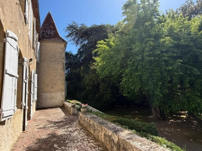 Photos 33 - Prestige - Gers(32), TRES BEAU CHATEAU DE FAMILLE 45HA avec dependances, un peu caché, en position dominante, une belle histoire