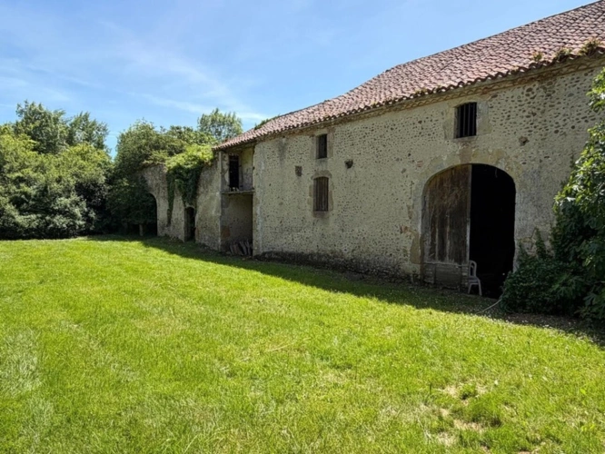 Photos 8 - Prestige - Gers(32), TRES BEAU CHATEAU DE FAMILLE 45HA avec dependances, un peu caché, en position dominante, une belle histoire