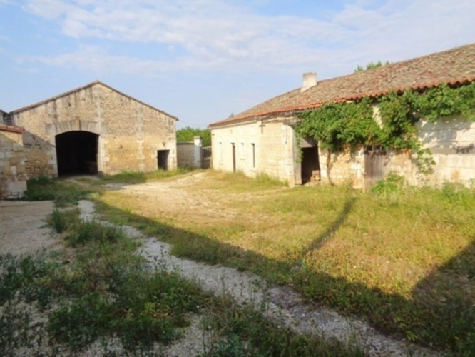 Photos 1 - Rurale - 15 mn Angoulême Gare, ancien Corps de Ferme à réhabiliter au sud le l'agglomération