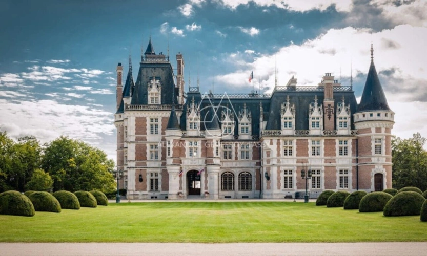 Photos 1 - Prestige - Au cœur de la Sologne, Un château d'inspiration néogothique et Renaissance, de 3000 m2 sur un 53ha