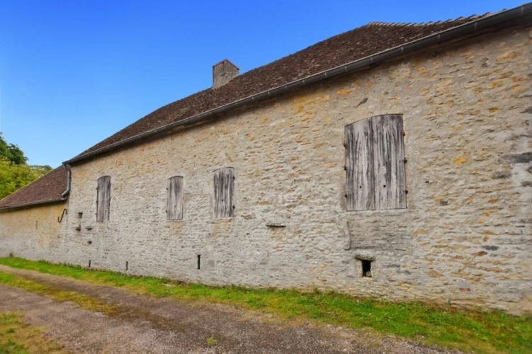 Photos 3 - Prestige - Propriété de 98 m2 à rénover  avec 3401 m2 de terrain à  COUCHES (71)