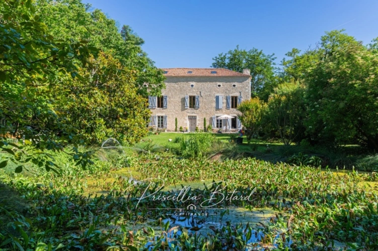 Photos 1 - Prestige - Propriété de caractère dans un écrin de verdure, proche de La Rochelle