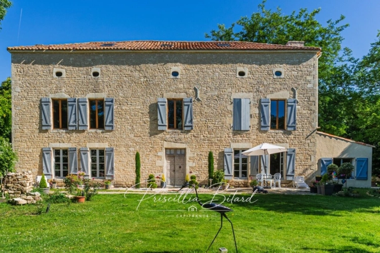 Photos 2 - Prestige - Propriété de caractère dans un écrin de verdure, proche de La Rochelle