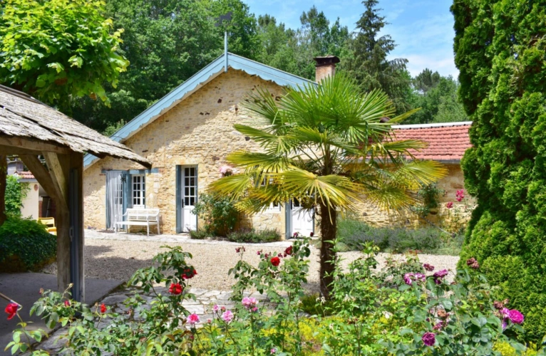 Photos 1 - Touristique - Magnifique ensemble en pierres, grange en bois et forêt attenante