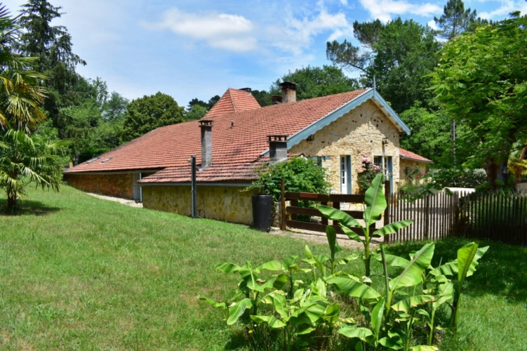 Photos 2 - Touristique - Magnifique ensemble en pierres, grange en bois et forêt attenante