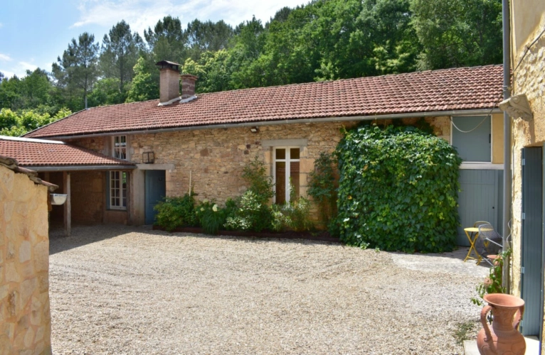 Photos 3 - Touristique - Magnifique ensemble en pierres, grange en bois et forêt attenante