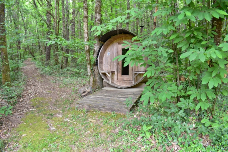 Photos 15 - Touristique - Magnifique ensemble en pierres, grange en bois et forêt attenante