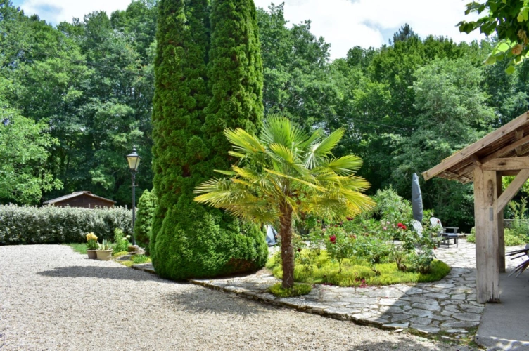 Photos 17 - Touristique - Magnifique ensemble en pierres, grange en bois et forêt attenante