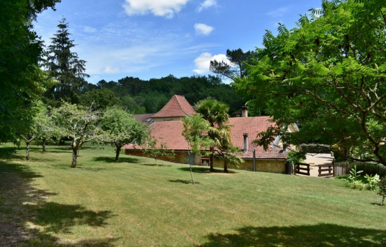 Photos 18 - Touristique - Magnifique ensemble en pierres, grange en bois et forêt attenante
