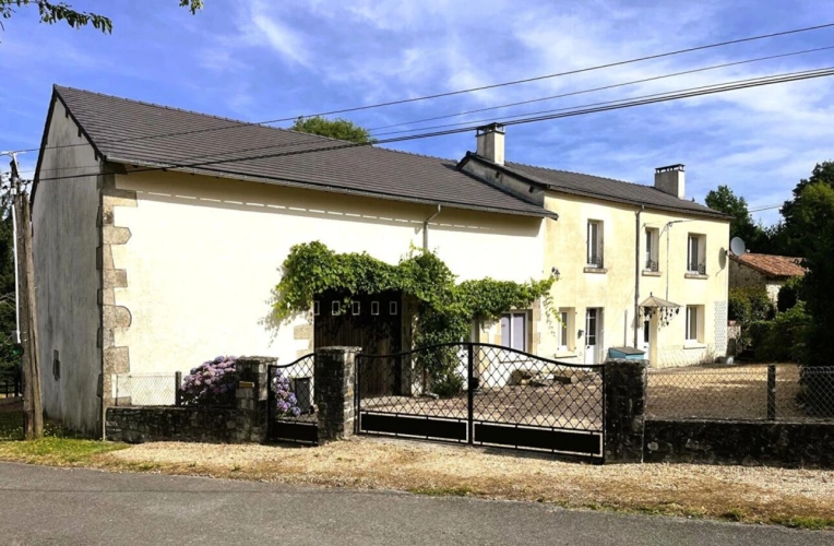 Photos 1 - Rurale - Maison entièrement rénovée avec gîte, terrain et grange