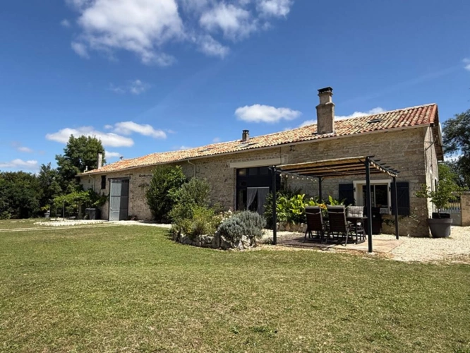 Photos 1 - Touristique - Propriété de charme au style de vie français avec deux gîtes, un vignoble et une piscine