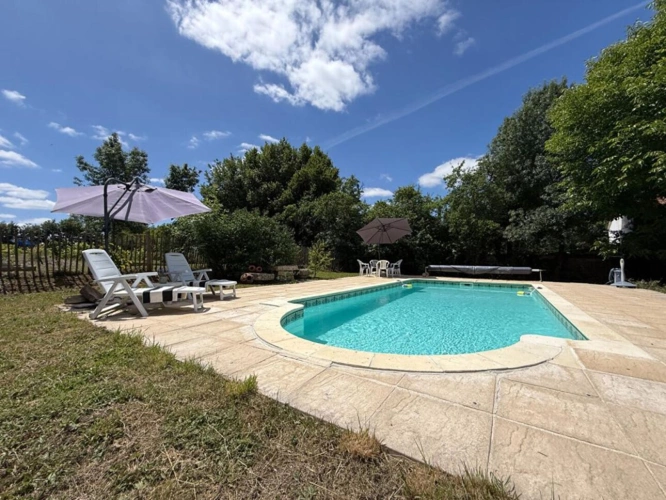 Photos 2 - Touristique - Propriété de charme au style de vie français avec deux gîtes, un vignoble et une piscine