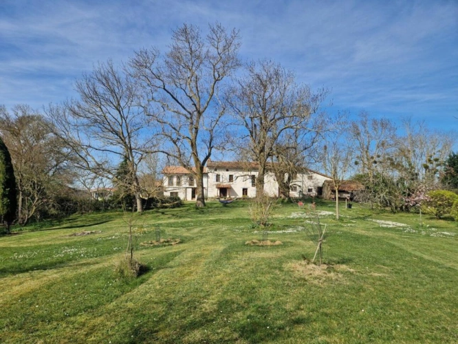 Photos 9 - Touristique - Propriété avec piscine sur environ 1,5 Ha de terrain