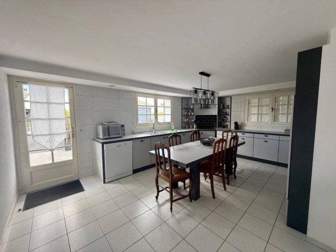 Photos 12 - Touristique - Élégante propriété de village avec 2 gîtes et superbe piscine creusée
