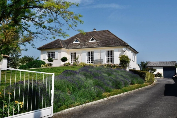 Photos 1 - Touristique - Élégante propriété de village avec 2 gîtes et superbe piscine creusée