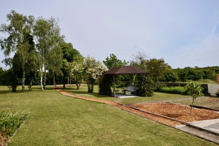 Photos 3 - Touristique - Élégante propriété de village avec 2 gîtes et superbe piscine creusée