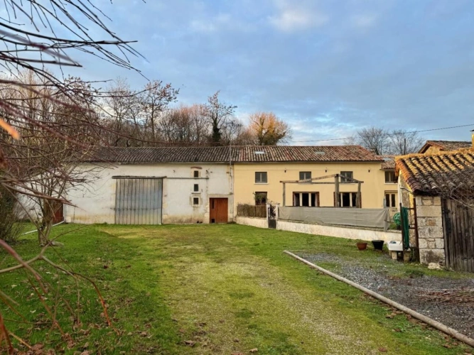 Photos 1 - Rurale - Propriété de caractère avec potentiel de rénovation