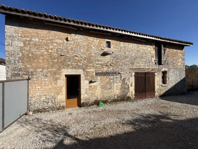 Photos 8 - Rurale - Maison de caractère au coeur d'un village avec seconde maison à finir de rénover et deux granges