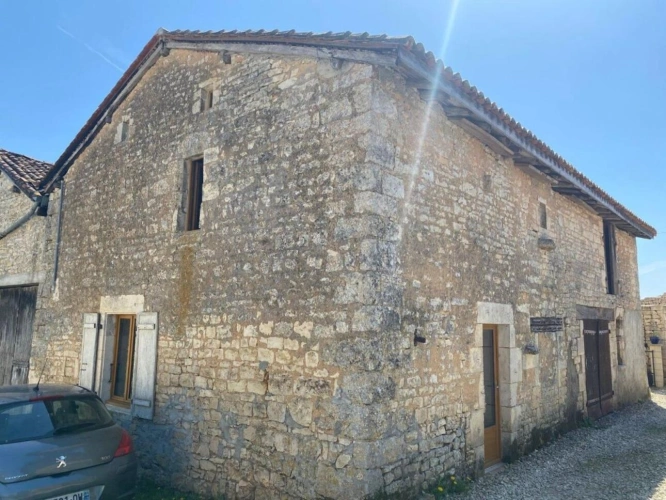 Photos 9 - Rurale - Maison de caractère au coeur d'un village avec seconde maison à finir de rénover et deux granges