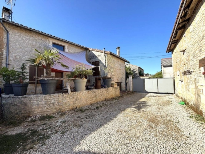 Photos 2 - Rurale - Maison de caractère au coeur d'un village avec seconde maison à finir de rénover et deux granges