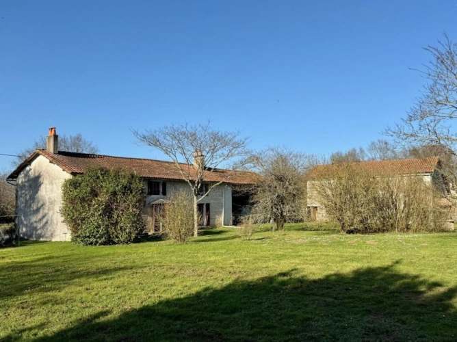 Photos 1 - Rurale - Authentique ferme en pierre du XVIIIe siècle entièrement rénovée avec dépendances et plus de 7 000 m² de terrain