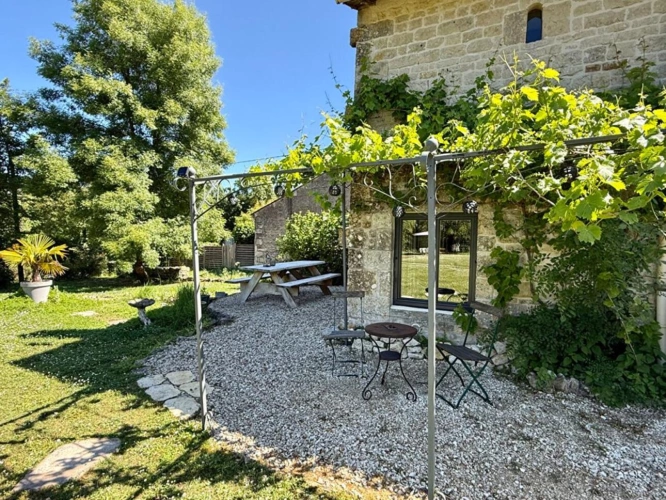 Photos 9 - Touristique - Propriété de charme au style de vie français avec deux gîtes, un vignoble et une piscine