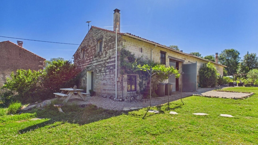 Photos 10 - Touristique - Propriété de charme au style de vie français avec deux gîtes, un vignoble et une piscine