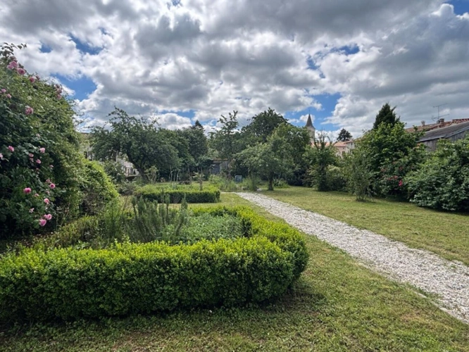 Photos 18 - Prestige - PRIX BAISSÉ - Élégante Maison de Maître, vastes dépendances, jardin, proximité des commerces
