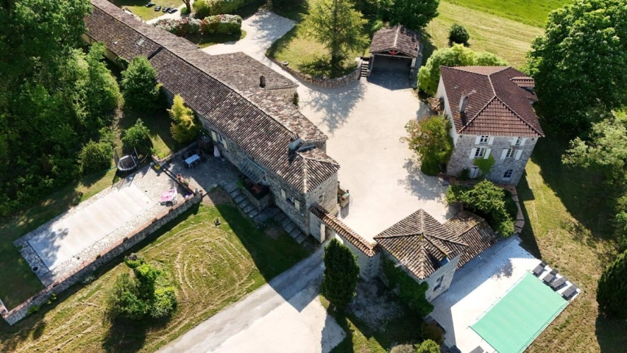 Photos 1 - Prestige - Projet famillial ou exploitation de gîte possible, pour ce très beau hameau à proximité de Roquecor