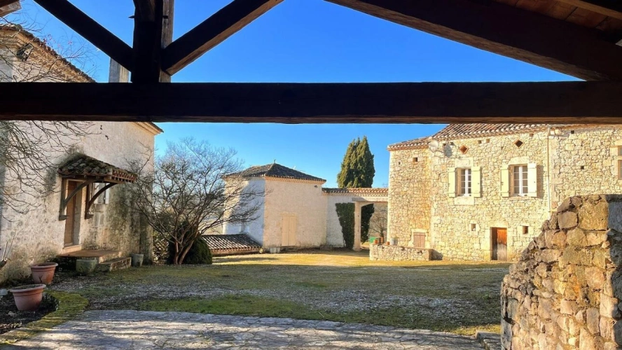 Photos 10 - Prestige - Projet famillial ou exploitation de gîte possible, pour ce très beau hameau à proximité de Roquecor