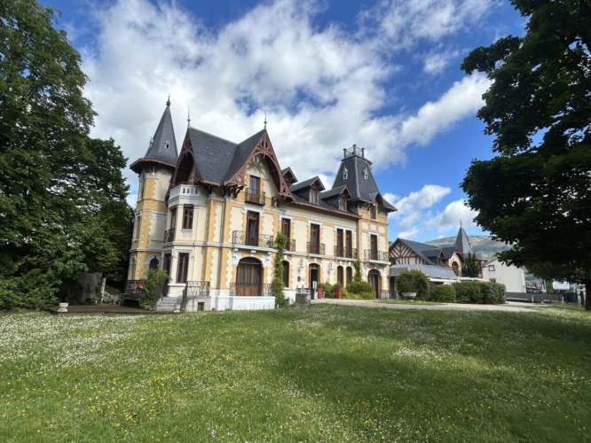 Photos 1 - Touristique - Ancien manoir de 1870 rénové, avec murs et fond de commerce