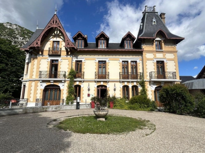 Photos 2 - Touristique - Ancien manoir de 1870 rénové, avec murs et fond de commerce