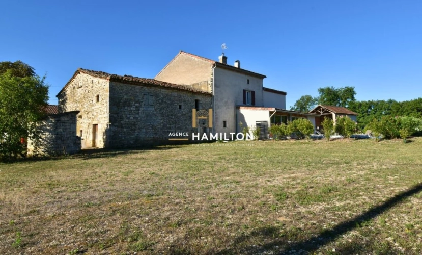 Photos 11 - Rurale - ANCIEN CORPS DE FERME RÉNOVÉ AVEC PISCINE, DEUX GRANGES AMÉNAGEABLES ET DÉPENDANCES