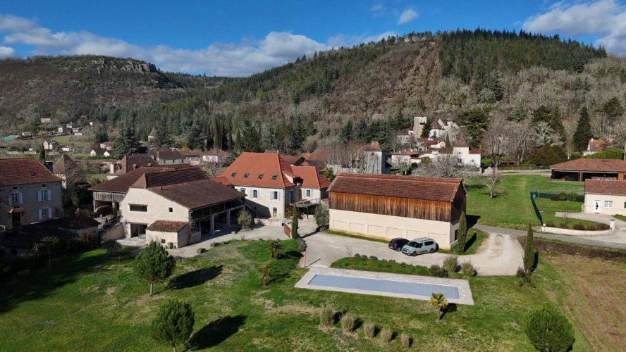 Photos 1 - Touristique - Superbe ensemble en pierre avec gîtes dans  Vallée du Lot, proche Saint-Cirq-Lapopie