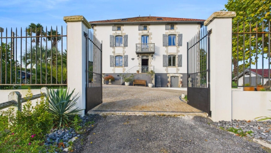 Photos 1 - Prestigious - 18 th century manor house in Guiche (France)