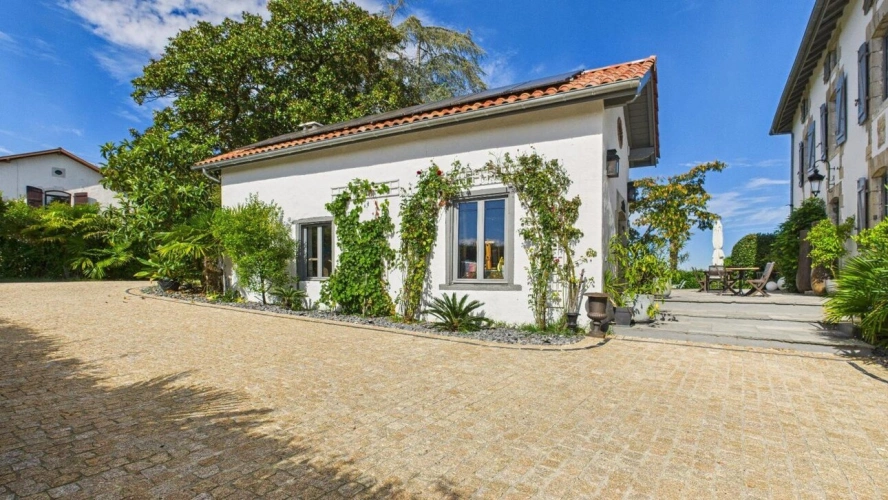 Photos 3 - Prestigious - 18 th century manor house in Guiche (France)
