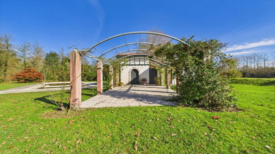 Photos 17 - Prestige - au coeur d'un parc clos et arboré de près de 2 hectares, la maison avec 450 m² habitables