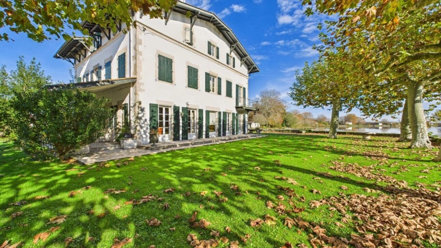 Photos 3 - Prestige - au coeur d'un parc clos et arboré de près de 2 hectares, la maison avec 450 m² habitables