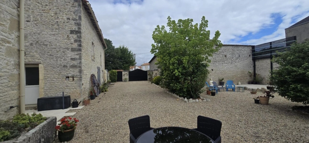 Photos 12 - Touristique - Charmante propriété en pierre de 5 chambres avec gîte