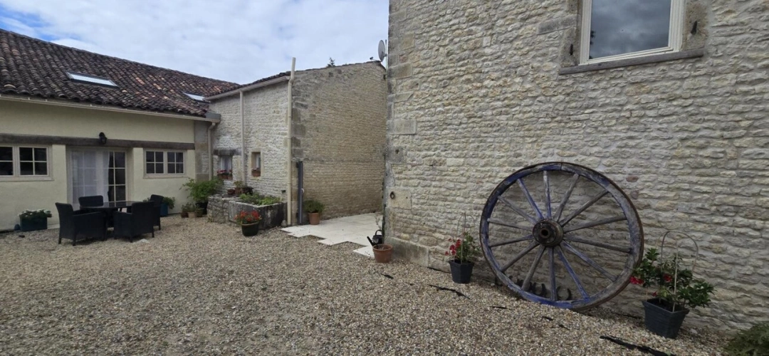 Photos 5 - Touristique - Charmante propriété en pierre de 5 chambres avec gîte
