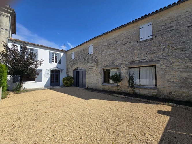 Photos 1 - Rurale - Propriété rénovée avec dépendance