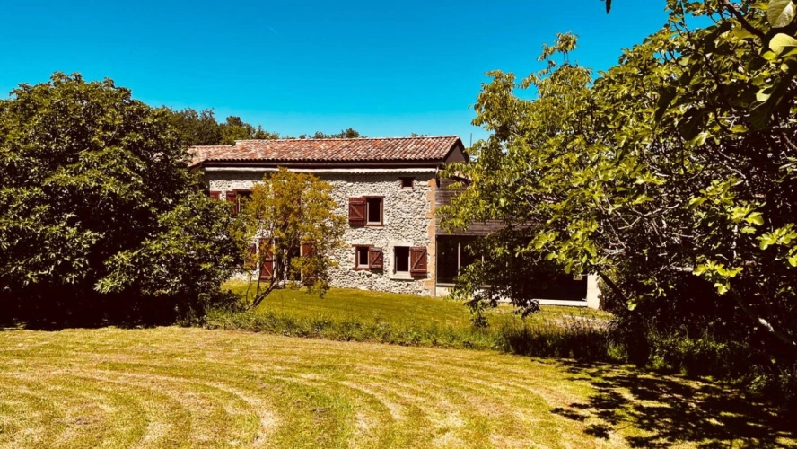 Photos 2 - Agricole - Belle maison en pierre entourée de bois et prairies de plus de 64 ha
