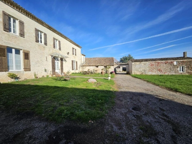 Photos 15 - Equestrian - Propriété en position dominante avec 3 logements, environ 18 Hectares- Piscine