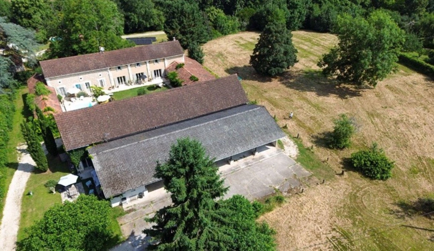 Photos 16 - Touristique - Maison en pierre avec gîte et dépendances du château avec jardin et piscine proche Périgueux