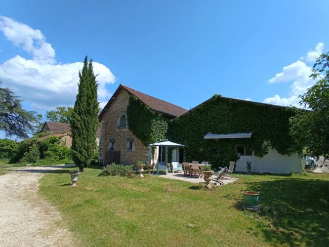 Photos 17 - Touristique - Maison en pierre avec gîte et dépendances du château avec jardin et piscine proche Périgueux