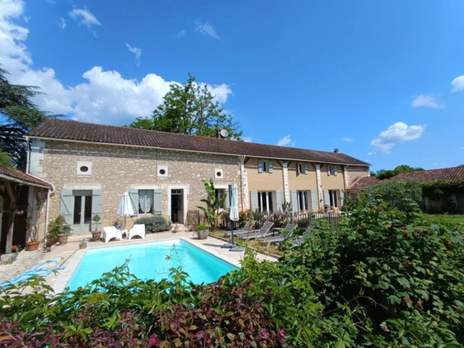 Photos 1 - Touristique - Maison en pierre avec gîte et dépendances du château avec jardin et piscine proche Périgueux