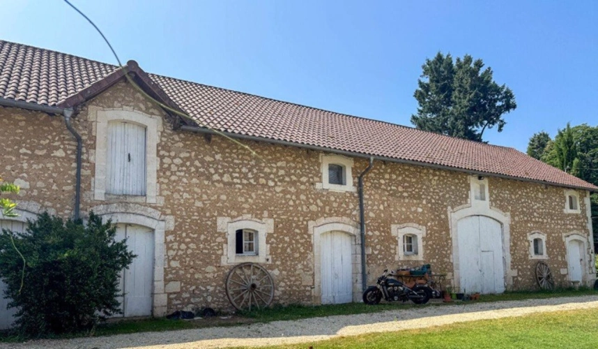 Photos 2 - Touristique - Maison en pierre avec gîte et dépendances du château avec jardin et piscine proche Périgueux
