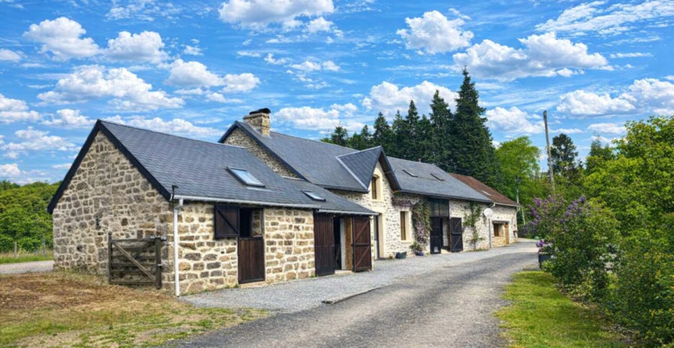 Photos 1 - Équestre - Propriété comprenant 2 maisons, une grange, des écuries, un jardin et un enclos